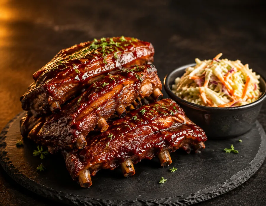 Glasierte Spareribs auf einem Schieferteller