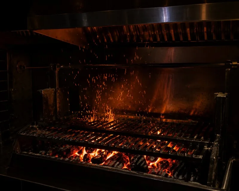 Offener Holzkohlegrill in der Küche