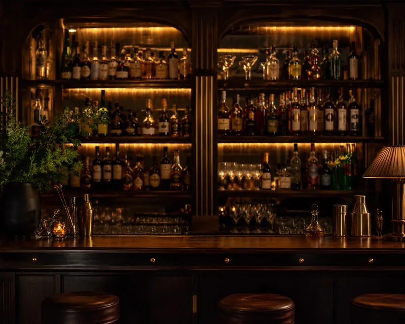Bar aus dunklem Holz mit beleuchteten Regalen